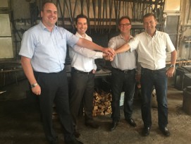 Schliessen sich zusammen: Daniel Bernhard (Leiter Robert Aebi Landtechnik AG), Marcel Zahner (CEO Robert Aebi Gruppe) sowie Franz Fankhauser und Adrian Schürch (die beiden CEOs der Althaus Gruppe) (von links).