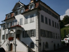 Im Sarner Rathaus, dem Sitz der Kantonsregierung von Obwalden, will man die Steuern weiter senken.