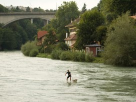 Dieser Surfer geniesst die Aare bei Bern. Für das Mammutprojekt Aarewasser zwischen Bern und Thun sieht es hingegen eher schlecht aus.