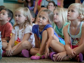 Müssen sich künftig nur noch beim Vorlesen und Singen mit ihrer eigenen Standardsprache (Deutsch) herumschlagen: Aargauer Kindergartenkinder.