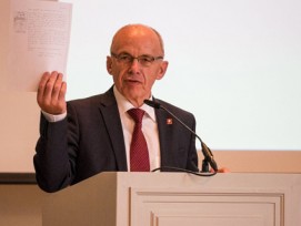 Referierte noch nicht ganz medienbruchfrei: Bundesrat Ueli Maurer machte am E-Government Symposium deutlich, dass die Schweizer Verwaltungen noch nicht so digital funktionieren, wie sie könnten.