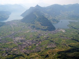 Blick vom Grossen Mythen aus über den Talkessel von Schwyz mit der Stadt Schwyz, Brunnen am Vierwaldstättersee, Rigi und Lauerzersee.