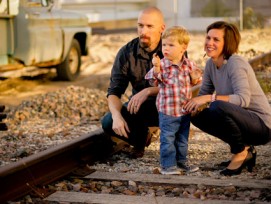 Familie auf Bahngleis.