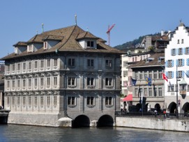 Das Rathaus von Zürich (West- und Südseite), rechts das Zunfthaus zur Haue