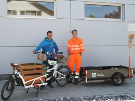 Der Würenlinger Bauamtsleiter Igor Grasic (rechts) und Ivo Schleuniger vom Sportpark Aare-Rhein mit dem neuen E-Bike der Gemeinde Würenlingen.