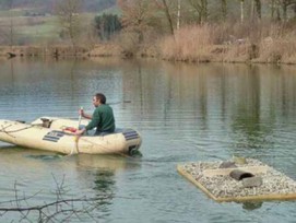 Mit einem schwimmenden Brutfloss (im Bild eine Brutplattform am Obersee bei Nuolen) wird den Fluss-Seeschwalben eine Nistmöglichkeit geboten und so ein Ansiedlungsversuch gestartet. 