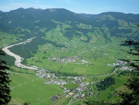 Blick hinab auf die Gemeinde Giswil OW.