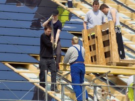 Arbeiter installieren Photovoltaikmodule auf deinem Dach.