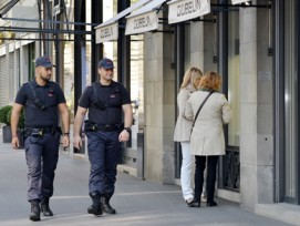 Zwei Mitarbeiter der Protectas AG patrouillieren an der Zürcher Bahnhofstrasse.