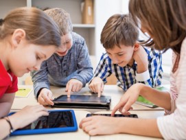 Kinder in der Schule vor Tablets