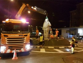 Montage der Statue «Heinz» in Luzern