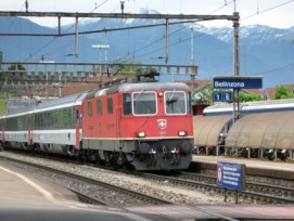Zug am Bahnhof Bellinzona