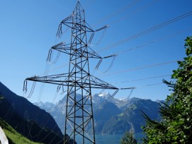 Strommasten in schöner Schweizer Landschaft