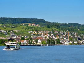 Meilen am Zürichsee mit ankommender Fähre