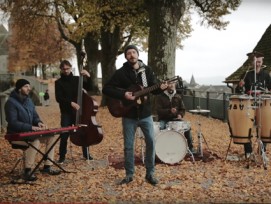 Die Band Knuts Koffer vor dem herbstlichen Schloss Rapperswil