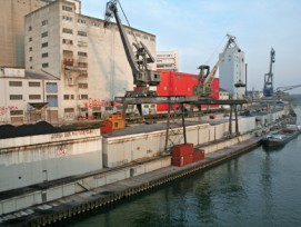 Hafenkran im Hafen St. Johann
