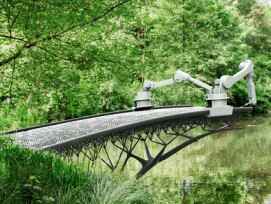 3D-druckender Roboter baut eine Brücke