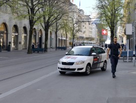 Ein Mitarbeiter der Protectas AG mit Auto an der Zürcher Bahnhofstrasse.