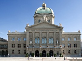 Die Nordfassade des Bundeshauses, davor der Bundesplatz im Jahr 2009