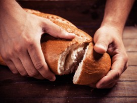 Mann verbricht Brot