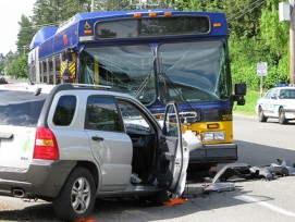 Verkehrsunfall mit einem Bus und einem Auto in  Woodinville, Washington State, USA.