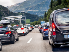 Autokolonne vor dem Gotthard-Südportal bei Airolo TI