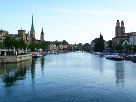 Zürcher Altstadt von der Quaibücke