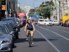 Velofahrerin auf der Strasse