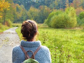 Frau auf einem Waldspaziergang