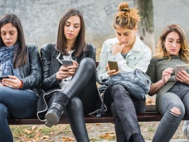 Frauen mit Smartphones