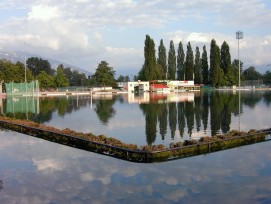 Überschwemmtes Lachenstadion in Thun