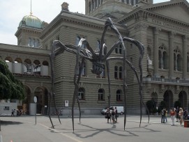 Spinnenskulptur "Maman" von Louise Bourgeois auf dem Bundesplatz in Bern