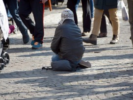 Armut: Junger Bettler auf einem öffentlichen Platz
