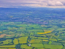 Luftbild von Feldern in Irland