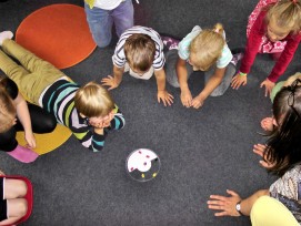 Spielgruppe: Spielende Kinder in einem Kreis