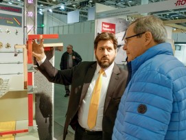 Franco Albanese erklärt den raffinierten Uni-Fix-Flachdachrandhalter für schlanke und stabile Flachdach- und Terrassenabschlüsse.
