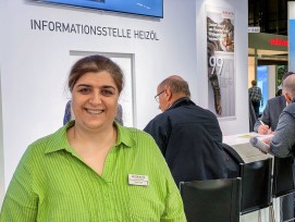 Marketing-Leiterin Tülay Ergin am Stand der Informationsstelle Heizöl.