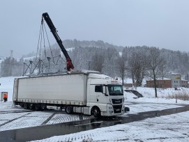 Sattelschleper mit Tragkonstruktion für Solar-Faltdach in Jakobsbad