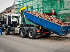 LKW mit Abrollsystem vom Hersteller Palfinger