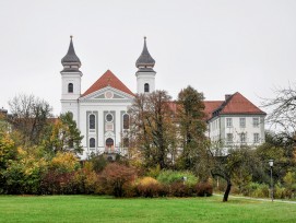 Das Kloster Schlehdorf in Bayern.