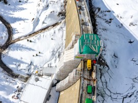 Bauarbeiten an der Staumauer Isola