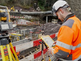  Strabag-Polier Jonas Jucker bei der Arbeit