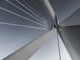 Hängebrücke aus Stahl und Beton