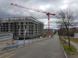 Dunkle Wolken über einer Schweizer Baustelle