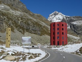 Julierturm auf dem Julierpass mit Schnee.