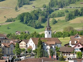 Blick auf Seewen und seine Kirche.