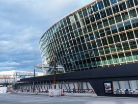 Glasfassade von The Circle am Flughafen Zürich