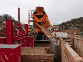 Flüssigboden-Einbau auf der Baustelle bei Rheinfelden AG