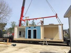 Montage der Holzmodule für das Schul-Provisorium in Brünnen