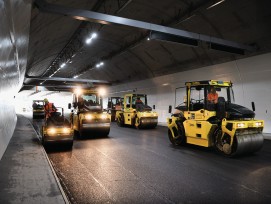 Walzen bei Belagseinbau im Tunnel